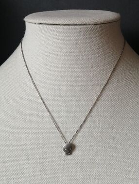 ✴️3/$25✴️Minimalist Skull Silvertone Pendant Necklace